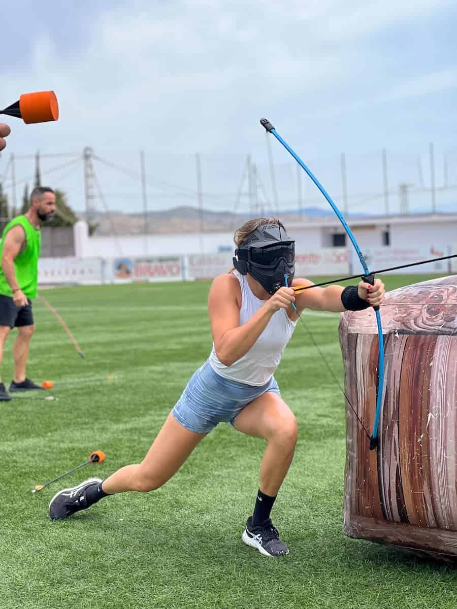 Batallas con Arcos: Aventura para despedida de solteros 12 Batallas con Arcos - Mujer tirando con arco con monitor