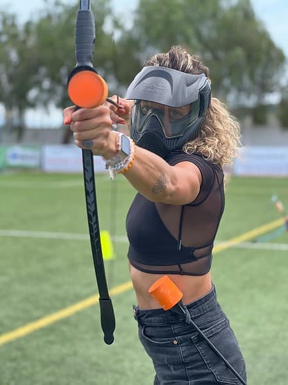 Batallas con Arcos - Mujer tirando mostrando la punta de la flecha