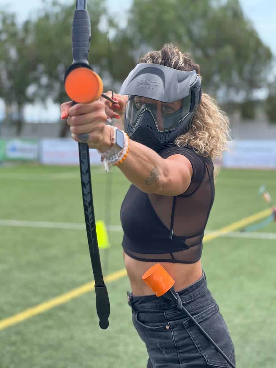 Batallas con Arcos: Aventura para despedida de solteros 13 Batallas con Arcos - Mujer tirando mostrando la punta de la flecha