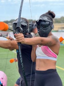 Batallas con Arcos: Aventura para despedida de solteros 10 Batallas con Arcos- mujer tirando con arco