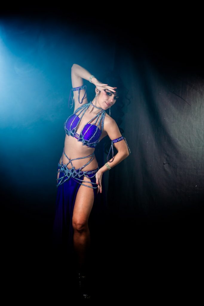 Chica bailando con un traje azul en el taller de baile de malaga - danza oriental