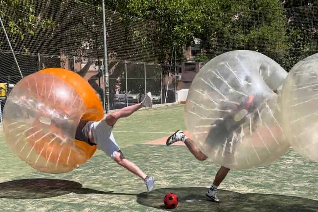 Despedida de soltero en malaga jugando al fubol burbuja juego al aire libre