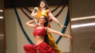 Dos mujeres bailando en el taller de baile de malaga - Bollywood
