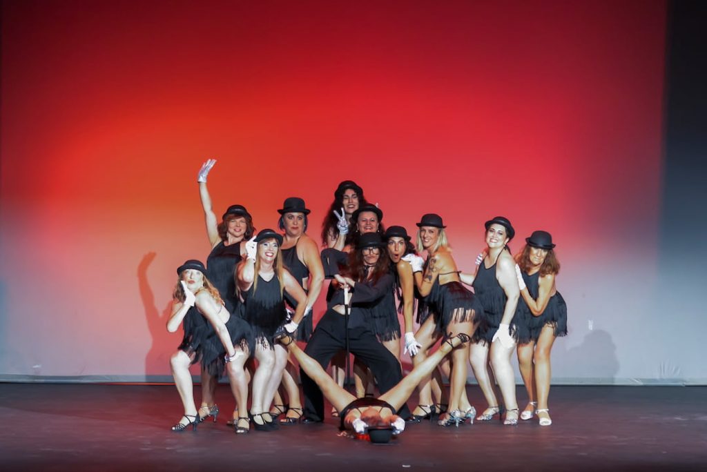 Grupo en despedida de soltera bailando burlesque