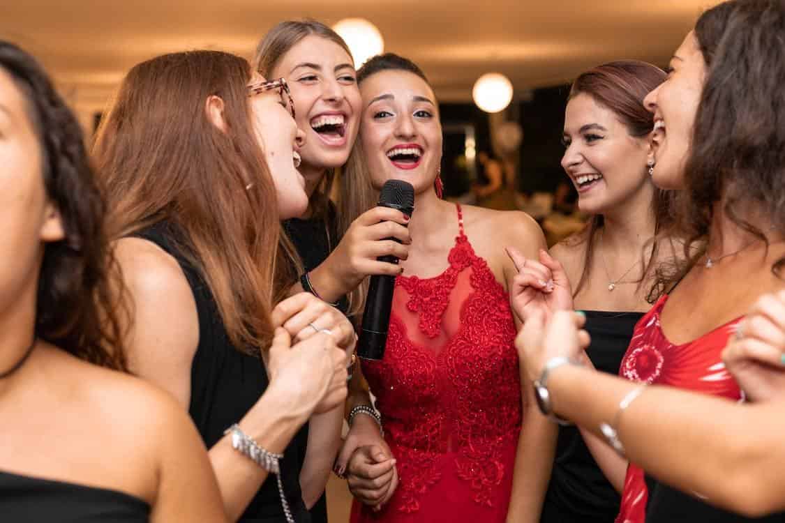 Mujeres Elegantes en taller de karaoke Felicitando en despedida de soltera