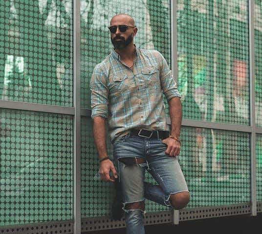 ¿No sabes cómo ir a una despedida de soltero? 6 ideas de outfit 6 Outfit para despedida de solteros de Vaqueros con camisa manga corta o 3:4