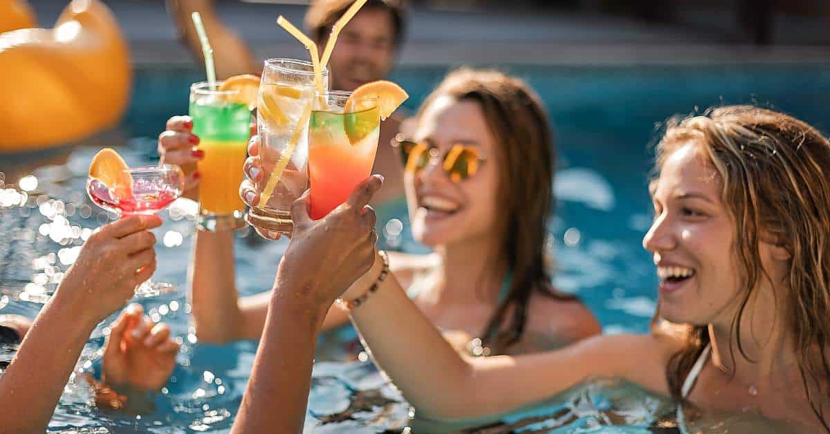 Pool Party Málaga - Brindando con cocteles Pool Party Málaga - Brindando con cocteles