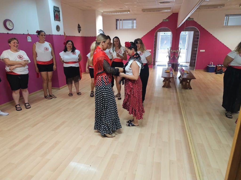 Taller de Flamenco - grupo en despedidas de soltera aprendiendo baile flamenco