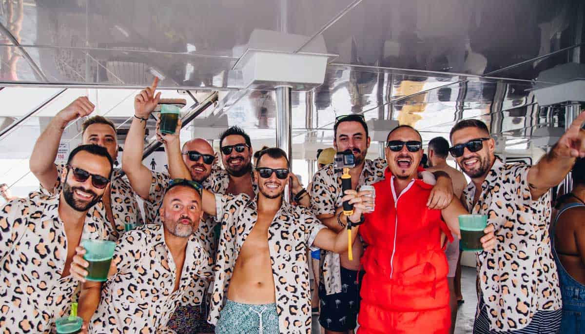 Fiesta en barco Málaga 13 Despedida de solteros en barco en Málaga: Celebración a bordo con amigos y diversión en la costa malagueña